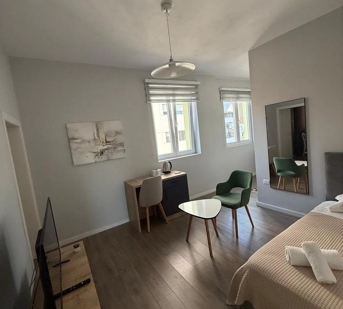 Tirana Central Living Penzion