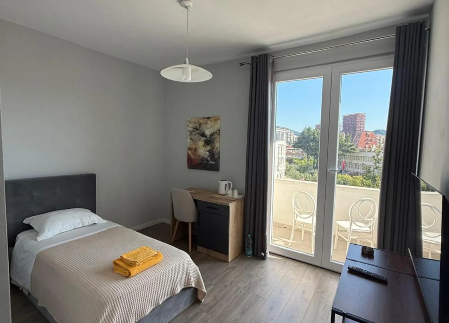 Tirana Central Living kontakter